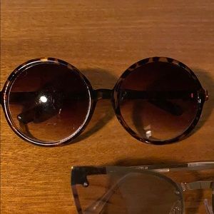 Round tortoise shell sunglasses